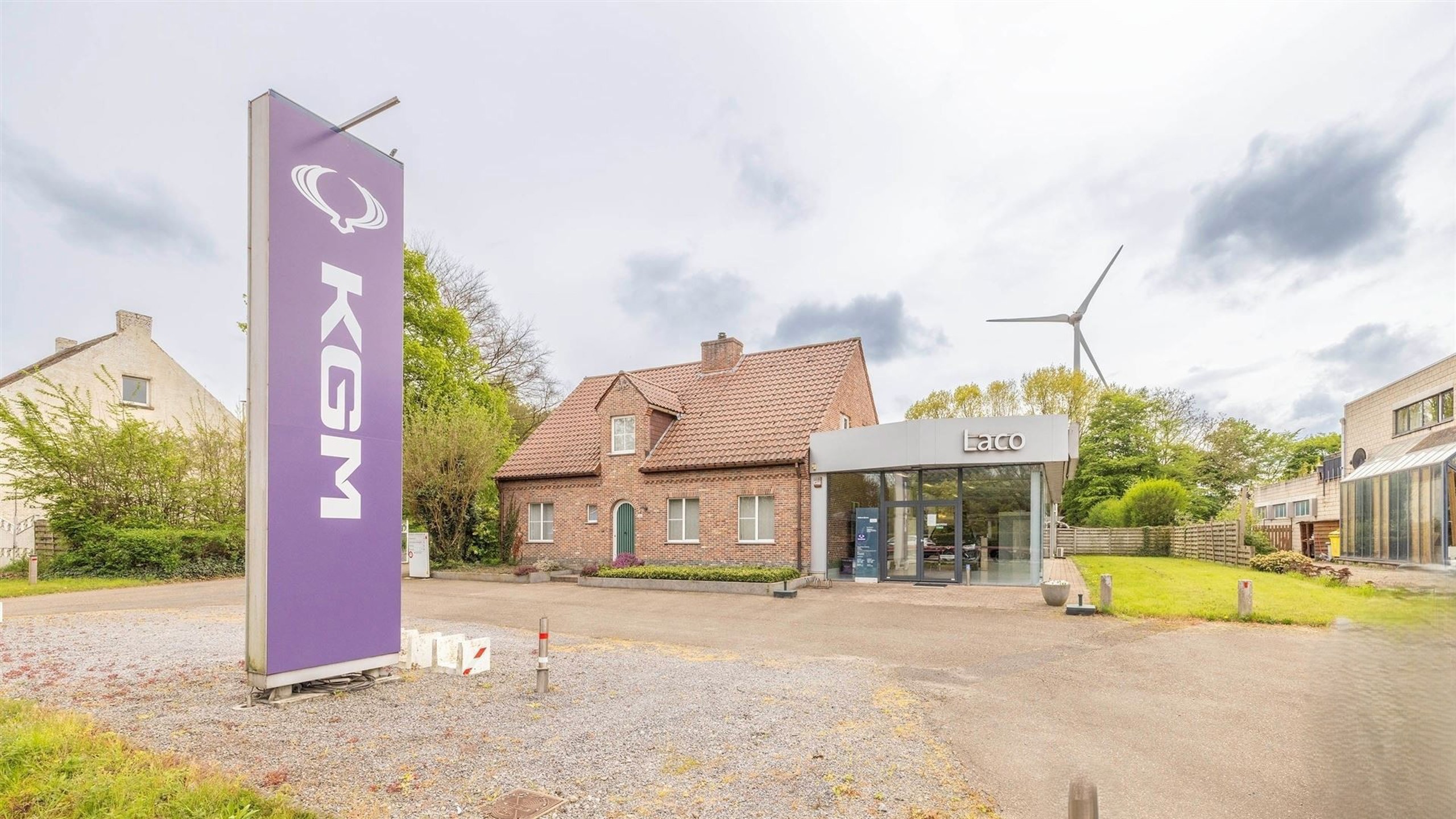 Bedrijfsgebouw met woonst  in industriezone en vlakbij de E313 - foto 1