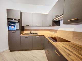 Lichtrijk appartement in het hartje van Tienen.Dit appartement ligt in een zeer rustig gebouw op het eerste verdiep. Bij het binnenkomen valt de...