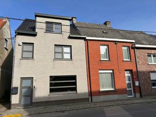 SINT LIEVENS HOUTEM - Gemeubelde gezinswoning<br /><br />Inschrijven voor het geplande bezoekmoment kan via de website => www.immoderas.be/afspraak-instructies<br /><br />De woning geniet van een rustige ligging in Sint-Lievens-Houtem, met een vlotte verbinding naar de N42 en de E40. Hierdoor zijn Gent, Aalst, Zottegem en Brussel gemakkelijk bereikbaar. Ook winkels, scholen en openbaar vervoer bevinden zich in de nabije omgeving!<br /><br />Via de inkomhal komt u terecht in de lichtrijke leefruimte met open keuken. De keuken is volledig uitgerust met een inductiekookplaat, vaatwasmachine, koelkast, stoomoven en heteluchtoven. Op het gelijkvloers bevindt zich verder een eerste badkamer met ligbad, wastafel en toilet. Daarnaast is er een praktische berging/wasruimte. De eerste verdieping telt twee ruime slaapkamers en een tweede badkamer met douche, wastafel en toilet. Op de zolderverdieping bevindt zich een derde, zeer ruime slaapkamer die tal van mogelijkheden biedt.<br /><br />Buiten geniet u van een mooie tuin met tuinhuis. Een absolute meerwaarde is de afzonderlijke bureauruimte, ideaal voor thuiswerk, een praktijkruimte of hobbyruimte.<br /><br />Deze woning wordt volledig bemeubeld aangeboden, om een lijst te ontvangen van de aanwezige meubels/toestellen of een bezoek in te plannen -> aarzel niet en stuur een mail naar siegervanderstraeten@immoderas.be