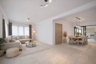 Deze charmante halfopen bebouwing biedt 195 m² bewoonbare oppervlakte op een perceel van 552 m² en is ideaal voor gezinnen of handige kopers die een woning volledig naar eigen smaak willen renoveren. De woning beschikt momenteel over 3 slaapkamers, met de mogelijkheid om een 4e grote slaapkamer op zolder te creëren.<br /><br />De ruime tuin, oprit en garage maken dit pand zeer praktisch. Dankzij de EPC E is er renovatieverplichting, maar dit geeft u de kans om een woning volledig naar uw wensen in te richten. Tal van mogelijkheden aanwezig voor uitbreiding of herinrichting van de ruimtes.<br /><br />Ligging: rustig gelegen in Heikant-Zele, met vlotte verbinding naar lokale scholen, winkels en openbaar vervoer.<br /><br />Kortom: een woning met veel potentieel voor gezinnen of investeerders die willen bouwen aan hun droomhuis in een groene, centrale omgeving.<br /><br />Interesse? Contacteer Senne via 0499 47 10 68 of via senne@woonvast.be