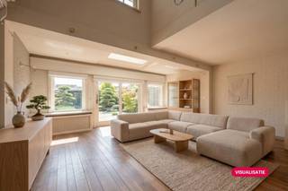 Dit charmante huis te koop in Heist biedt een perfecte combinatie van wooncomfort en een absolute toplocatie aan de kust. De woning telt drie slaapkamers, met het potentieel voor een vierde, en is ideaal als vaste verblijfplaats of tweede verblijf.Op het gelijkvloers betreedt u een lichtrijke leefruimte die sfeer uitstraalt dankzij de gezellige speksteenkachel. Aansluitend bevindt zich een ruime en volledig ingerichte keuken die is voorzien van alle toestellen, samen met een praktische berging. Vanuit de lichtrijke woonkamer wandelt u naadloos door naar het terras en de sfeervolle tuin.Op de eerste verdieping bevindt zich een ruime mezzanine die uitstekend dienst kan doen als rustig thuiskantoor of als zithoek. Verder vindt u op deze verdieping twee slaapkamers, een apart toilet en een badkamer.Als kers op de taart vindt u op de tweede verdieping de riante masterbedroom. Deze slaapkamer is strak afgewerkt met ingemaakte kasten en beschikt over een ensuite badkamer met een moderne inloopdouche, een wastafel en een toilet.De zolderverdieping is te bereiken via een vlizotrap.Tot slot is er een mogelijkheid om een staanplaats te creëren voor de woning én de huurovereenkomst voor de aansluitende garagebox aan de tuin over te nemen.Ideaal aanbod voor wie op zoek is naar een vaste woonst, tweede verblijf of investering in Knokke-Heist!Contacteer de dossierbeheerder Arne Vandierendonck voor meer informatie of bezoek via 0493 25 35 85 of arne.vandierendonck@dewaele.comDeze AI-visualisaties zijn bedoeld als inspiratie. Er werd geen rekening gehouden met technische specificaties, stedenbouwkundige voorschriften of de concrete mogelijkheden tot realisatie.Bestuursmaatregelen in het maatregelenregister: in aanvraag