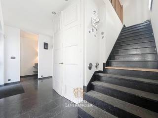 Op zoek naar een woning waar rust, ruimte en een centrale ligging perfect samenkomen? Dan is deze charmante halfopen bebouwing aan de Cornelis Verhulstlaan 37 in Kontich absoluut een bezoek waard.<br />De woning is gelegen in een doodlopende straat, wat zorgt voor een bijzonder rustige en kindvriendelijke omgeving. Tegelijk bevindt u zich op korte afstand van het centrum van Kontich, met winkels, scholen, openbaar vervoer en belangrijke verbindingswegen binnen handbereik. Hier geniet u dus van het beste van twee werelden: een rustige woonomgeving met alle voorzieningen vlakbij.<br />Binnenin wordt u verwelkomd in een zeer goed afgewerkte en instapklare woning met een aangename, praktische indeling. De leefruimte geniet van veel natuurlijke lichtinval en sluit naadloos aan op de keuken en de tuin, waardoor een open en uitnodigend geheel ontstaat.<br />De woning beschikt over vier volwaardige slaapkamers, wat ze ideaal maakt voor gezinnen of voor wie extra ruimte zoekt voor een bureau, hobbyruimte of logeerkamer.<br />Buiten vindt u een ruime en zonnige tuin, perfect om te ontspannen, te tuinieren of gezellige momenten door te brengen met familie en vrienden. Bovendien biedt het perceel extra potentieel dankzij de aanwezige bouwgrond, wat interessante mogelijkheden creëert voor de toekomst. Deze bouwgrond is optioneel aan te kopen aan 200.000 euro.<br /><br /><br /><br />Bent u op zoek naar een woning met ruimte, rust én een uitstekende ligging? Dan is dit pand beslist een bezoek waard.<br /><br />EPC :  183 kWh/m<sup>2</sup> (Label B)<br />Stedenbouwkundige inlichtingen in aanvraag<br />Waterinfo : P-Score = C, G-Score = A<br /><br />Dit is niet wat je zoekt ? Al gehoord van AANKOOPBEGELEIDING ?   Wij zoeken, bezoeken en onderhandelen mee met jou voor eigendommen die worden aangeboden door particulieren, andere makelaars of eigendommen die zelfs (nog) niet te koop staan?<br />Vraag meer informatie over aankoopbegeleiding via welkom@dehuisleverancier.be of 0489/069.000<br /><br />de Huisleverancier : Persoonlijk, voor iedereen Service, Kwaliteit en Vertrouwen !