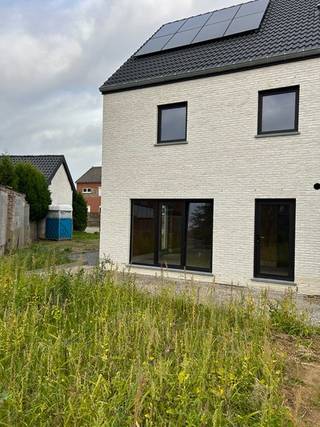 HALFOPEN EIGENTIJDSE BEBOUWING IN EEN RUSTIGE VERKAVELINGMaak kennis met "Kraaiennest" in het charmante Millen, waar binnenkort een uitzonderlijk...