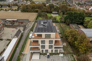 Dit energiezuinige appartement maakt deel uit van Residentie Hugo, ons nieuwbouwproject in het centrum van Ingooigem.<br /><br />Het project omvat bijna-energieneutrale appartementen en woningen in een aantrekkelijke moderne architectuur.<br /><br />Dit appartement biedt jou o.m. een lichtrijke open ingedeelde leefruimte met eethoek, eilandkeuken en zithoek, een mooi zuid gericht terras van 16 m², 2 slaapkamers, een ingerichte badkamer, apart toilet en wasplaats/berging.<br /><br />Dit energiezuinige nieuwbouwappartement is voorzien van een geothermische warmtepomp, vloerverwarming, ventilatie met warmterecuperatie en zonnepanelen.<br /><br />Er is een ondergrondse parkeerplaats of garage voorzien, net als extra bergingen en een fietsenstalling.<br /><br />Danneels werkt jouw appartement sleutel-op-de-deur voor je af met vaste afspraken over budget &amp; timing. Jij kiest jouw keuken, badkamer &amp; vloeren uit in de toonzalen van onze partners. Onze klantenbegeleider staat voor je klaar.<br /> 
