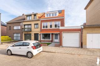 <strong>Huurprijs: 1.600 EUR per maand<br />Kosten plaatsbeschrijving zijn 50/50 te delen door huurder en verhuurder<br />Huurwaarborg = 3 maanden huur<br />Beschikbaar: 01/10/2026<br /></strong>
<p><strong>VOOR DIT EIGENDOM KAN U ZELF EEN BEZOEK INPLANNEN VIA ONZE WEBSITE: www.deboerenpartners.be</strong><br />Als u in aanmerking komt voor dit eigendom, kan u zelf een bezoekmoment selecteren. Om wille van het grote aantal aanvragen, kunnen verzoeken via Immoweb, Spotto of Immoscoop niet behandeld worden. Enkel kandidaturen van onze website, inclusief documentatie en motivatie, komen in aanmerking. Als u moeilijkheden ondervindt met het invullen van de kandidaatstelling, aarzel dan niet om ons te contacteren voor hulp en ondersteuning.<br /><br /><span>Beschrijving van de woning:<br /></span>Bij het betreden van de woning komt u terecht in een verzorgde inkomhal met een apart gastentoilet. Van hieruit bereikt u de ruime en lichtrijke leefruimte, waar de grote schuifpui zorgt voor een aangename verbinding met het terras en de tuin.<br /><br /><span></span>De open keuken is modern afgewerkt en volledig uitgerust met alle hedendaagse comfort, waaronder een vaatwasser, koelkast, inductiekookplaat met geïntegreerde afzuiging, oven en microgolfoven. Aansluitend bevindt zich een praktische berging en toegang tot de inpandige garage.<br /><br />Op de eerste verdieping bevinden zich vierruime slaapkamers, die elk zijn uitgerust met airconditioning. Daarnaast vindt u hier de volledig vernieuwde badkamer, voorzien van een dubbele wastafel met spiegel en opbergkasten, een ruime inloopdouche met regendouche en een stijlvolle afwerking.<br /><br />De tweede verdieping biedt plaats aan een vijfde, zeer ruime slaapkamer, eveneens uitgerust met airconditioning.<br /><br />Ook buiten is het aangenaam vertoeven. De woning beschikt over een nieuw aangelegd terras met overkapping en een onderhoudsvriendelijke tuin, waardoor u in alle rust kunt genieten van het buitenleven.<br /><br />Deze instapklare woning werd volledig vernieuwd en is bovendien uitgerust met zonnepanelen en airconditioning, wat zorgt voor een hoog wooncomfort en een energiezuinig karakter. <br /><br /><span>Bijzonderheden:</span><br />- Recent volledig vernieuwde woning<br />- Instapklaar en afgewerkt met hedendaags wooncomfort<br />- Uitgerust met zonnepanelen en airconditioning<br />- Energiezuinige woning<br />- Centrale ligging nabij winkels, scholen en openbaar vervoer & op fietsafstand van de Grote Markt<br />- Vier volwaardige slaapkamers, allen voorzien van airconditioning<span></span></p>