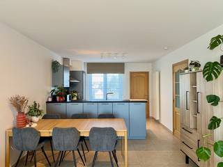 Mooi en energiezuinig appartement uit 2012, gelegen in Mechelen en op wandelafstand van het centrum, biedt met zijn 74m² woonoppervlakte een comfortabel en modern woongevoel. De woning beschikt over twee slaapkamers, één badkamer en een apart toilet, wat zorgt voor optimaal wooncomfort. De open keuken, uitgerust met hedendaagse apparatuur, vloeit naadloos over in de woon- en eetruimte, wat een gezellige sfeer creëert. Via de woonkamer heeft u toegang tot een aangenaam terras.<br /><br />De woning is voorzien van centrale verwarming op gas en geniet van een gunstige EPC-score B (103). Extra opslagruimte is gegarandeerd dankzij de aanwezige kelder. Dankzij de grote raampartijen geniet u van veel natuurlijk licht. Deze woning combineert modern comfort met een praktische indeling, ideaal voor wie op zoek is naar een instapklare thuis.<br /><br />Belangrijke troeven:<br /><br />✅ Centrale ligging nabij alle voorzieningen<br />✅ Vlakbij Mechelen centrum (10 min wandelen, 3 min fietsen) en Mechelen station (15 min wandelen, 4 min fietsen)<br />✅ Kleinschalig gebouw zonder lift (= lage vaste kosten)<br />✅ Terras met avondzon<br />✅ EPC B<br />✅ Geldig keuringsattest elektriciteit<br />✅ Twee slaapkamers<br />✅ Private kelderberging