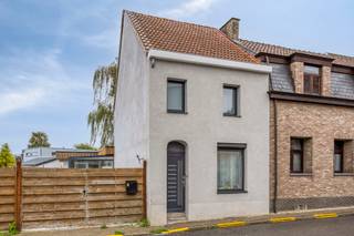 Instapklare gezinswoning, volledig gerenoveerd in 2024!
Op zoek naar een woning waar comfort, ruimte en energiezuinigheid hand in hand gaan? Dan is deze prachtig gerenoveerde halfopen bebouwing zeker het ontdekken waard!
De woning werd in 2024 volledig gerenoveerd en biedt vandaag alle comfort om er meteen zorgeloos te wonen. Met maar liefst 4 slaapkamers (waarvan één op het gelijkvloers) is er ruimte voor het hele gezin, een thuisbureau of hobbyruimte.
De ruime keuken met prachtig zicht op de tuin vormt het ideale hart van de woning. De mooie tuin biedt bovendien een heerlijke plek om te ontspannen, te genieten met familie en vrienden of gewoon tot rust te komen.
Ook op energetisch vlak heeft deze woning heel wat te bieden. Dankzij het EPC-label B woon je vandaag al energiezuinig. Met de plaatsing van zonnepanelen is zelfs een EPC-label A mogelijk. De elektrische installatie is bovendien volledig conform.
De centrale ligging is een absolute troef: winkels, scholen, openbaar vervoer, horeca en andere dagelijkse voorzieningen bevinden zich allemaal in de onmiddellijke omgeving.
De belangrijkste troeven:
Halfopen bebouwing
Gerenoveerd in 2024
4 slaapkamers
Ruime keuken met zicht op de tuin
Mooie tuin
EPC B, potentieel A met zonnepanelen
Elektriciteit conform
Centrale ligging

Kortom, een instapklare woning met ruimte en toekomstgerichte energieprestaties. Zeker een bezoek waard! Contacteer ons via kurt@immoaccenta.be