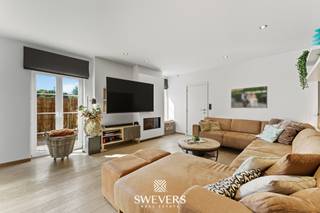 Voor meer info en foto’s, surf naar www.swevers.be – In een rustige straat in Tessenderlo-Ham ontdek je deze instapklare halfopen bebouwing met zwembad, airco, zonnepanelen én een stijlvolle afwerking. De woning werd gebouwd in 2009 en vernieuwd in 2022 en 2025. Op een bewoonbare oppervlakte van 189 m² vind je drie ruime slaapkamers, een bureauruimte, moderne open keuken, lichtrijke leefruimte en twee badkamers. De recent aangelegde zuidoostgerichte tuin met zwembad vormt een absolute troef. Dankzij de automatische poort, zonnepanelen, zonneboiler en airco woon je hier energiezuinig én comfortabel. De praktische indeling met kelder, wasplaats en zolderruimte zorgt voor een opgeruimd gevoel. Gelegen nabij scholen, winkels, openbaar vervoer en op slechts 5 km van de snelweg, combineert deze woning comfort met een strategische ligging. Voor meer informatie, bel 011 255 155. Bron bewoonbare oppervlakte: EPC – verslag.