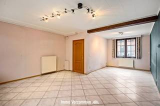 Charmante gesloten bebouwing aan de stadsrand van Mechelen, gelegen in de rustige Papenhofstraat. Deze woning werd steeds zeer goed onderhouden...