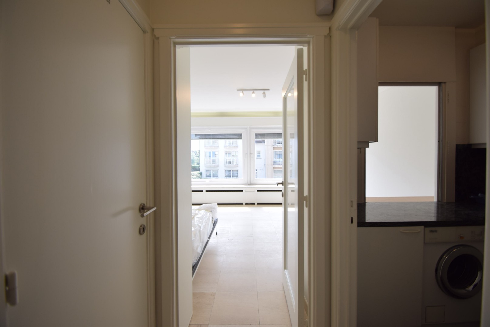 Prachtige gerenoveerde studio te huur in Knokke-Zoute op de eerste verdieping van De Wielingen 1, 8300 Knokke-Zoute. - photo 5