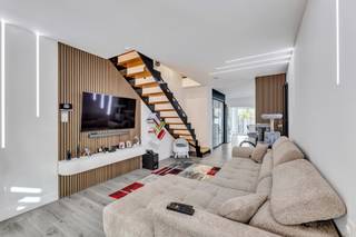 Meer voor info of een bezoek, bel 054 69 39 31 - Bent u op zoek naar een volledig gerenoveerde, energiezuinige woning waar comfort en modern...