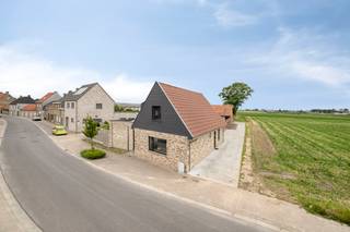 Visitez cette maison le samedi 13 août entre 17h00 et 19h00. Vous pouvez enchérir le 15 août au plus tard jusqu'à 18 heures. Le prix indiqué est un prix initial.<br /><br />Vous recherchez une maison familiale spacieuse offrant de nombreuses options ? Alors cette maison vaut vraiment le détour. Grâce à ses espaces de vie spacieux, ses quatre chambres, son garage double, son studio et sa salle polyvalente, cette propriété offre tout le confort nécessaire pour une famille nombreuse, un indépendant ou qui souhaite combiner vie et travail. De plus, le toit a été rénové en 2017 et la maison est équipée de la climatisation. La maison possède également un jardin et une terrasse orientés sud-ouest.<br /><br />Aménagement du rez-de-chaussée :<br />- Hall d'entrée<br />- Toilettes pour invités<br />- Espace de vie spacieux et lumineux<br />- Véranda<br />- Cuisine<br />- Salle de bain avec baignoire, douche et toilettes<br />- Buanderie<br />- Espace polyvalent<br />- Garage double (44 m2)<br />- Studio (80 m2)<br /><br />Premier étage :<br />- Chambre 1<br />- Chambre 2<br />- Chambre principale avec dressing<br />- Salle de bain avec double vasque et douche<br />- Toilette<br /><br />Avantages :<br />- Maison familiale spacieuse avec beaucoup de confort de vie<br />- Climatisation disponible<br />- Toiture rénovée en 2017<br />- Garage double avec de nombreuses places de stationnement<br />- Atelier et espace polyvalent offrant de nombreuses options<br />- Espace de vie lumineux et agréable véranda<br />- Idéal pour les familles, les indépendants ou les amateurs<br />- De nombreuses options de stockage et d'extension<br /><br />Cette maison polyvalente vous intéresse ? Contactez-nous dès aujourd'hui pour plus d'informations ou planifiez une visite et découvrez par vous-même tous les atouts de cette propriété.<br /><br />Registre des mesures: non