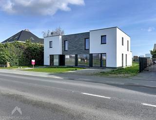 Kwalitatief afgewerkte halfopen bebouwing op een strategische locatie bestaande uit een inkomhal met gastentoilet, ruime lichtrijke leefruimte...