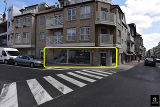 Handelsgelijksvloers op hoek op zeer commerciële ligging op de hoek van de Knokkestraat en de Kursaalstraat.<br />keukenruimte/berging, toilet, grote badkamer met inloopdouche en lavabo, grote kelderberging.<br />Onmiddellijk vrij. ook mogelijk als pop-up