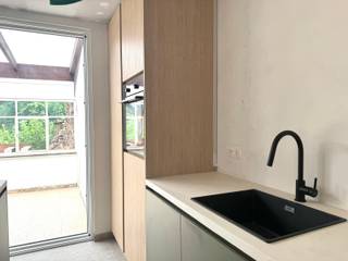 <p>Volledig gerenoveerde woning met een prachtige, groene tuin op een perceel van 9a 80ca. <br /><br />Bestaande uit: inkomhal, apart toilet, lichtrijke leefruimte, volledig nieuwe open keuken, praktische wasplaats met douche en aansluitingen voor wasmachine en droogkast, achterinkom, veranda, nachthal, 3 slaapkamers, een ruime badkamer met ligbad en dubbele wastafel, garage, werkhuis en een prachtig aangelegde, diepe tuin.<br /><br /><span></span>De woning wordt vóór de ingebruikname nog volledig instapklaar afgewerkt, waaronder de schilderwerken en vloerafwerking.<br /><br />De woning is rustig, maar toch centraal gelegen, met een vlotte verbinding naar het centrum van Balen, winkels, scholen en andere voorzieningen.<br /><br />Huurprijs: € 1.300/maand.<br /><br />Beschikbaar vanaf 01/09/2026.<br /><br />Contacteer ons kantoor voor meer info of een bezoek ter plaatse via 0472/533.946 of mail naar info@immo-b.be.</p>
<p></p>