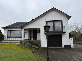 De woning beschikt over 3 slpks, ruime woonkamer, keuken, badkamer met ligbad, inpandige garage, bergzolder en kelder van maar liefst 88 m² op...