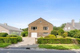 <p><span>Ligging<br /></span><span>In een groene en rustige woonbuurt bevindt zich deze ruime en degelijk gebouwde bel-etagewoning op een perceel van maar liefst 811 m². <br />Hier woon je in een aangename, landelijke omgeving: wandelen langs het Vaardeken, de aardbeien van Tervenen, verse honing, bloemen van de pluktuin en sportoase Hoge Wal bevinden zich op wandel- of fietsafstand. <br />Tegelijk geniet je van een vlotte verbinding naar de R4.<br /></span><span><br /></span><span>Verrassend ruime woning </span><span>op een groene toplocatie in Kluizen<br /></span><span>Deze woning werd ontworpen door architect Richard Matthijs uit Wippelgem en kenmerkt zich door een solide constructie en het bijzondere wooncomfort dat een bel-etagewoning biedt.<br />Op het gelijkvloers bevindt zich een volledige kelderverdieping.<br />Je beschikt er over een garage, een ruime berging, een koele voorraadberging, een wasplaats, douchecel, een afzonderlijk toilet en een extra bergruimte die eventueel kan worden ingericht als liftkoker. <br />Via de dienstgang bereik je de woonverdieping. <br />De voordeur bevindt zich aan de rechterzijde van de woning en is bereikbaar via een buitentrap.<br />Het woongedeelte geniet een uitzonderlijke lichtinval dankzij de verhoogde ligging. <br />Bovendien zorgen de groene zichten aan de voorzijde voor rust en ruimte. <br />De ruime inkomhal met gastentoilet geeft toegang tot de leefruimte met zit- en eethoek en de gezelligheid van een houtkachel.<br />De keuken is zuidgericht en geniet de hele dag van natuurlijk licht.<br />Via de nachthal bereik je drie volwaardige slaapkamers, een berging en de badkamer uitgerust met douche en ligbad. <br />Ook op deze verdieping bevindt zich een extra bergruimte die kan worden aangewend als liftkoker.<br />Een trektrap brengt je naar de ruime zolderverdieping, die momenteel dienst doet als bergruimte.<br />Buiten geniet je van een mooie tuin van 811 m², waar privacy en volwassen groen centraal staat.</span></p><p><span><br /></span><span>Extra<br /></span><span>/ EPC C<br />/ warmtepomp lucht/lucht en airco<br />/ rolluiken<br />/ vliegenramen<br />/ verwarming in garage<br />/ geïsoleerde zolder, in te richten tot meerdere slaapkamers<br />/ mogelijkheid om lift te plaatsen<br /><br /><br /></span><span>Troeven<br /></span><span>/ uitzonderlijke bewoonbare oppervlakte<br />/ veel berg - en stockageruimte</span><span><br /></span><span>/ groot perceel en veel woonruimte<br />/ ligging<br />/ EPC C<br /><br /><br /></span></p><p><span> </span></p><p><span> </span></p>