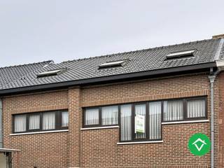 Dit duplex appartement is gelegen te Handzame en bestaat uit: inkomhal - living - keuken - berging - wasplaats - afzonderlijk toilet - 2 slaapkamers - badkamer - groot terras. <br /><br />Beschikbaar: 1/09/2026. <br />Huurprijs: 740 €/mnd. <br />EPC-Label: B