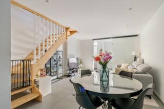 Bent u op zoek naar een instapklare woning met een stijlvolle afwerking en een uitstekende ligging? Dan is deze volledig gerenoveerde woning (2021) zeker een bezoek waard.<br /><br />De woning beschikt over conforme elektriciteit, dubbele beglazing en een gunstig EPC-label B. Op het gelijkvloers vindt u een inkomhal met praktische bureauruimte, een gezellige leefruimte en een volledig ingerichte kwaliteitskeuken. Dankzij de grote lichtkoepel geniet de keuken van een overvloed aan natuurlijk licht. Verder is er een apart gastentoilet.<br /><br />Op de eerste verdieping bevinden zich een slaapkamer, een moderne badkamer met inloopdouche, lavabo en toilet en de toegang tot het gezellige, zuidwestgerichte dakterras. De tweede verdieping is volledig ingericht als master bedroom met een prachtig ligbad en een extra toilet.<br /><br />De woning ligt op wandelafstand van het centrum van Aalst, het station, winkels en horeca. Parkeren kan in de straat en er is de mogelijkheid om een garage op wandelafstand te huren.<br /><br />Bent u op zoek naar een charmante, instapklare woning met karakter, comfort en een topligging? Aarzel dan niet en plan vandaag nog uw bezoek. Dit pareltje wacht op zijn nieuwe eigenaar!<br /><br />**Mis onze bezoekdag niet!** Schrijf u in via www.woonvast.be of contacteer Morgane via morgane@woonvast.be of 0498 60 61 75.