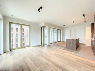 Tour &amp; Taxis - Appartement 2 slaapkamers op de Tour &amp; Taxis site in het gebouw "Admiral" gelegen naast het Park Tour &amp; Taxis, het grootste stadspark in Brussel met Gare Maritime. Indeling van het appartement:Inkom - volledig geïnstalleerde keuken - leefruimte - gastentoilet - berging - slaapkamer 1 - douchekamer 1 - slaapkamer 2 - groot terras - kelderbergingDe gemeenschappelijke kosten, onder de vorm van een provisie, bedragen 150,00 EUR/maand en dienen voor het onderhoud van de gemeenschappelijke delen, verwarming en warm water.Beschikbaar vanaf 1/07/2026!Bezoekaanvragen via onze website DEWAELE.com!De ruime en lichtrijke leefruimte is perfect ontworpen voor comfort en stijl, met grote ramen die het uitzicht optimaal benutten. Het appartement beschikt over 2 slaapkamers, 1 badkamer en een grote keuken, ideaal voor zowel privacy als praktische indeling. Een perfecte combinatie van moderne luxe en unieke locatie in het hart van Brussel!