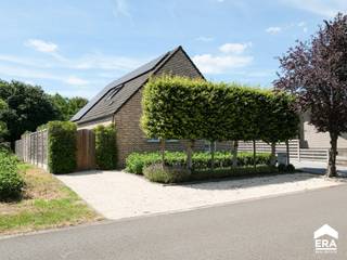 <p>Smaakvol ingerichte woning ( 4slpk.) op toplocatie te koop in Lommel</p>
<p>Deze gezinswoning geniet van een uitstekende centrale ligging, nabij winkels, scholen, openbaar vervoer en diverse sport- en recreatiemogelijkheden.</p>
<p> </p>
<p>De woning biedt dankzij haar 4 slaapkamers (met mogelijkheid tot een 5de slaapkamer) heel wat ruimte en flexibiliteit voor een gezin. Ze is uitstekend onderhouden en beschikt over een recent vernieuwde keuken en vernieuwde ramen op de verdieping. De gezellige woonkamer krijgt extra uitstraling dankzij de mooie parketvloer. Ook de mooi aangelegde en verzorgde tuin vormt een heerlijke plek om tot rust te komen.</p>
<p>Op vlak van energiecomfort scoort deze woning eveneens sterk: er zijn zonnepanelen met thuisbatterij aanwezig en de gasketel werd vernieuwd in 2020.</p>
<p>Een ideale combinatie van een rustige woonomgeving, een praktische ligging en hedendaags wooncomfort.</p>
<p><strong>Troeven:</strong></p>
<ul><li><strong><span></span></strong>Uitstekende centrale ligging.</li><li>Dichtbij winkels, school en sportvoorzieningen</li><li>4 slaapkamers waarvan momenteel 1 wordt gebruikt als dressing</li><li>Keuken, ramen en gasketel(2020) recent vernieuwd</li><li>Smaakvol ingericht en kwalitatief afgewerkt</li><li>Mooie en verzorgde tuin</li><li>Vlotte bereikbaarheid </li><li>Lommelse Sahara en Bosland op een boogscheut</li></ul>
<p><strong>Indeling:</strong> Inkomhal, toilet, bureel, woonkamer, keuken, wasplaats, badkamer, slaapkamer, slaapkamer, slaapkamer/dressing, slaapkamer en zolder.</p>
