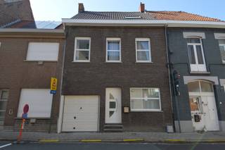 Gezellige en ruime gezinswoning nabij het centrum, het station en scholen. <br /><br />Aparte inkomhal, ruime leefruimte voorzien van een gashaard als extra gezelligheidstroef. <br />Aansluitend de praktische keuken die volledig uitgerust is(vaatwasmachine, oven, keramische kookplaat en frigo met diepvriesvak). <br />Via de keuken is er toegang tot de ruime garage met aansluitend toegang tot de ruime en droge kelder. <br /><br />Verder is er naast de keuken nog de zeer ruime badkamer met toilet, lavabo, douche én ligbad. Ook is er de aansluiting voor de wasmachine voorzien. <br />Via de keuken is er daarenboven toegang tot de gezellige tuin met nog extra bergruimte. <br /><br />Op de eerste verdieping zijn er 3 slaapkamers en via de vaste trap is er toegang tot de ruime zolder. <br /><br />Beschikbaarheid: 01/10/2026<br />Huurprijs: 750 EUR/maand<br />Adres: Hoogstraat 65, 8560 Wevelgem<br />Onze referentie: DEV5114