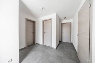 Contact : maxime.vandenabbeele@weinvest.be - 0494 05 23 55. À la recherche d'une maison neuve alliant confort, modernité et performance énergétique ? Dès le hall d'entrée, une habitation lumineuse aux volumes bien pensés vous attend. Le rez-de-chaussée propose un bel espace de vie ouvert réunissant salon, séjour et cuisine, dans une ambiance conviviale. Il dispose aussi d'un WC indépendant, d'un espace polyvalent (bureau, buanderie ou rangement) et d'un garage. À l'étage, trois belles chambres et deux salles d'eau offrent un agencement idéal pour une famille ou toute personne recherchant espace et praticité. Construite selon les standards actuels, cette maison bénéficie d'équipements performants : pompe à chaleur avec chauffage au sol, panneaux photovoltaïques, ventilation double flux et châssis à haut rendement, pour un excellent confort thermique et une maîtrise des  consommations. Déjà construite et prête à l'emploi, elle permet de profiter immédiatement des avantages du neuf, sans les contraintes de travaux. À proximité de Florennes et Philippeville, elle bénéficie d'un cadre calme et verdoyant, idéal pour qui recherche la tranquillité tout en restant proche des commodités. Une maison neuve, moderne et économe, pensée pour le confort et la sérénité au quotidien.<br />PEB A+, électricité conforme. <br />Son prix ? Faire offre à partir de 377.000€.<br />Annonce à titre indicatif et non contractuelle.