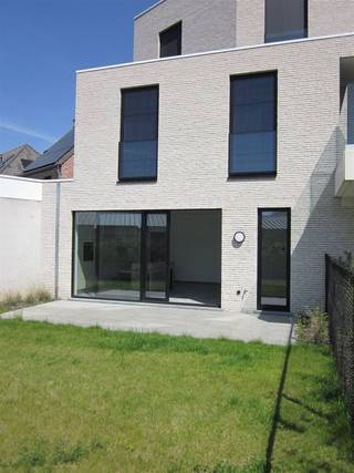 <p><span>Te koop: een nieuwbouw gelijkvloers appartement van 100 m²,</span></p><p><span>Prachtige ligging aan het kanaal Herentals-Bocholt in Geel-Ten Aard.</span></p><p><span>Appartement  bestaande uit inkom, living met open keuken, badkamer met douche, bad en dubbele lavabo, apart toilet, grote berging, 2 slaapkamers van 16 en 9 m².Terras van 20 m² en grote tuin.</span></p><p><span>Appartement heeft een individuele ondergrondse parkeerplaats en een ondergrondse privatieve kelderberging. Deze zitten in de totaalprijs inbegrepen.</span></p><p><span>Appartement heeft vloerverwarming en is uitgerust met zonnepanelen. Lift aanwezig.</span></p><p><span>Appartement is vanaf 1 juni 2025 verhuurd voor een vaste periode van 15 jaar, wat zekerheid garandeert qua inkomsten.</span></p><p><span>Het appartement wordt nog verkocht aan 12% BTW (op voorwaarde van aanvaarding door BTW diensten). Mooie langetermijnbelegging.</span></p><p><span>Alle andere details te bespreken op kantoor.</span></p><p><span>Plaatsbezoeken na afspraak. </span></p><p><span> </span></p>
