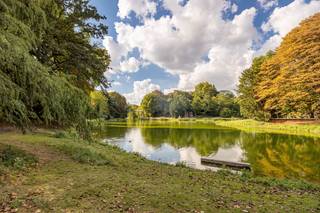 <br />IN OPTIE: kevin@wellimmo.net voor meer info! <br />Bekijk alvast het grondplan, gunstig EPC(B), conform EK en blanco asbestinventaris op de Wellimmo-site ('documenten')<br />Deze lichtrijke studio met uitstekende EPC-score (B!), gelegen op de 7e verdieping van een goed onderhouden gebouw, biedt een uitstekende kans voor zowel investeerders of starters. De locatie naast het Stadspark in Antwerpen en de uitvalswegen van en naar de stad is uiterst gunstig en biedt tal van voordelen voor de moderne stadsbewoner.<br /><br />De verder te renoveren studio bevindt zich in een levendige buurt van Antwerpen, op een steenworp van diverse winkels, horecazaken en culturele attracties en daarnaast makkelijk bereikbaar via het openbaar vervoer. De nabijheid van het park zorgt dan weer voor de nodige rust.<br /><br />Bij het betreden van de studio wordt u begroet door een overvloed aan natuurlijk licht dat door het zeer grote schuifraam binnenstroomt, van hieruit heeft u ook zalige zichten over de hele stad. De studio heeft een oppervlakte van 44m² waardoor er voldoende ruimte is om comfortabel te wonen. De maandelijkse lasten bedragen 104€/maand<br /><br />Voor meer info bel naar +32 3 225 00 68 of mail naar info@wellimmo.net.