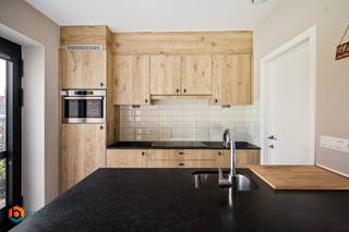 Op een goede locatie te Koningshooikt bevindt zich dit prachtig gelijkvloers appartement (2019) met 2 slaapkamers en ruim terras met tuintje...