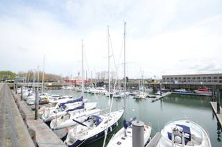 Ruim handelspand met leefruimte gelegen op de Rederskaai te Zeebrugge. Handelsruimte bestaande uit vooraan kantoorgedeelte (mogelijks om te vormen...