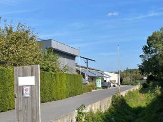 Industrieel complex, gelegen in een industriezone klasse II en omvattende een villa, kantoor- en toonzaalruimte, werkplaatsen en magazijnen op...