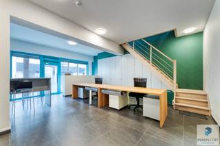 BEKIJK DE VIDEO <br /><br />Dit veelzijdige gebouw werd enkele jaren geleden grondig en kwalitatief gerenoveerd en verkeert in absolute topstaat.<br />Dankzij deze totaalrenovatie geniet u van;<br /><br />- EPC-label B<br />- Conforme elektrische keuring<br />- Asbestvrij attest<br />- Vloerverwarming, airconditioning, vernieuwde leidingen en een frisse afwerking<br /><br />Met een bruikbare vloeroppervlakte van 376 m² is er meer dan voldoende ruimte voor al uw professionele activiteiten.<br /><br />Indeling<br />Gelijkvloers: 2 aparte ingangen, stijlvolle wachtruimte, ruime vergaderzaal, meerdere bureaumogelijkheden met ingebouwde kasten, vernieuwde keuken, meerdere toiletten, een aparte douche ruimte, 2 kelderbergingen, technische ruimte.<br />Eerste verdieping: diverse kantoorruimtes ingedeeld in compartimenten, badkamer met toilet en toegang tot het absolute topstuk: het dakterras mét extra ruimte – ideaal voor ontspanning, een personeelsruimte of gewoon om het weekend in te zetten.<br />Derde verdieping: bijkomende ruimte die flexibel kan worden ingericht naar wens (extra kantoor, ontspanning, archief, …).<br /><br />Locatie<br />Dit gebouw was vroeger een verzekeringskantoor en bevindt zich in het hart van Aalter centrum, omringd door levendige buren zoals Het Vijfde Seizoen, Café ’t Altaer en de markt. Voor bezoekers en personeel is er gratis parkeergelegenheid op wandelafstand, met keuze uit twee grote parkeerterreinen.<br /><br /><br />Contacteer PERSPECTIEF VASTGOED – 7 op 7 bereikbaar – voor meer informatie of een bezoek.<br />Bel  050/550.750 of mail naar info@perspectiefvastgoed.be.