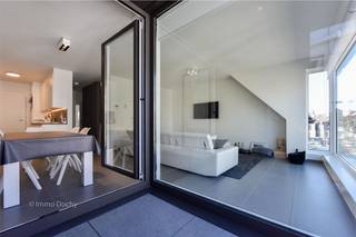 Heel mooi en lichtrijk appartement bestaande uit een inkomhall, living met zicht op Markt, ingerichte keuken met berging, terras vooraan, 2 slaapkamers en 2 badkamers, ruim terras achteraan met zicht op zuidboulevard en stadhuis (ZW). Extra berging op gelijkvloers en autostandplaats in het gebouw. Syndiek 75 euro per maand