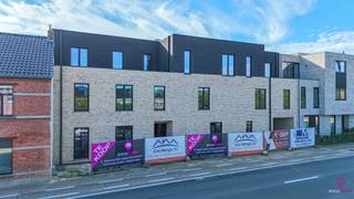 Nieuw in Heusden-Zolder – Duurzame BEN-Appartementen met slechts 2% registratierechten!<br /><br />Residentie NOIR brengt hedendaags en energiezuinig wonen samen in een stijlvol, kleinschalig nieuwbouwproject in het hart van Heusden. Met slechts 8 volledig afgewerkte appartementen is dit project ideaal voor wie op zoek is naar comfort, duurzaamheid én een centrale ligging in een bruisende gemeente.<br /><br />Wonen in Stijl!<br /><br />De appartementen in Residentie NOIR zijn ontworpen met het oog op toekomstgericht wonen. Elk appartement voldoet aan de BEN-normen en is uitgerust met de nieuwste technieken<br />- Warmtepomp!<br />- Vloerverwarming in alle ruimtes!<br />- 4 zonnepanelen per appartement!<br />- Zuidgerichte terrassen; veel natuurlijk licht!<br /><br />Bij oplevering zijn de appartementen volledig instapklaar afgewerkt!<br /><br />Prijzen (exclusief kosten oa. Registratie, notariskosten en aansluitingskosten nutsvoorzieningen):<br />- 1 slaapkamer – €275.000<br />- 2 slaapkamers – vanaf €283.000<br />- 3 slaapkamers – vanaf €324.000<br /><br />Bij elk appartement ben je verplicht ook een carport/autostaanplaats met private berging bij aan te kopen aan €10.000 (excl. kosten) – ideaal voor extra opbergruimte en beschermd parkeren.<br /><br />Topligging in Heusden Centrum<br /><br />Residentie NOIR ligt op een uitstekende locatie, op wandelafstand van winkels, horeca, openbaar vervoer en andere voorzieningen. Je geniet hier van de rust van een residentiële buurt, maar met alle comfort van het stadscentrum binnen handbereik.<br /><br />Aankoop aan slechts 2% registratierechten mogelijk mits de koper voldoet aan de voorwaarden!<br /><br />Een van de grootste troeven van dit project is de mogelijkheid om aan te kopen aan slechts 2% registratiebelasting (mits je voldoet aan de wettelijke voorwaarden)<br /><br />Verwachte oplevering: voorjaar 2026<br /><br />De oplevering van Residentie NOIR is gepland voor het voorjaar van 2026. Ideaal voor wie vooruit plant en wil investeren in zorgeloos wonen voor de toekomst.<br /><br />Ben je op zoek naar een duurzame en comfortabele woonst in het hart van Heusden-Zolder?<br />Dan is Residentie NOIR absoluut een bezoek waard!<br /><br /><span>Maatregelen opgenomen in het Maatregelenregister: nee</span><br /><br />Voor een bezichtiging ter plaatse of meer info, bel ons op het nummer 078/78.78.70, of kom gewoon binnen op ons kantoor, steeds welkom!