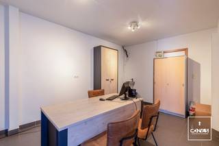 Deze praktijkwoning, nabij het bruisende centrum van Gent, biedt een <strong>goede bereikbaarheid</strong> via belangrijke invalswegen, lokale handelaars en het openbaar vervoer op wandelafstand. Dankzij de <strong>ruime parkeermogelijkheden</strong> rond en op het Edmond Van Beverenplein is het pand vlot bereikbaar voor zowel uzelf als uw cliënten.<br /><br />Op het gelijkvloers bevinden zich een nette wachtruimte, <strong>twee ruime bureauruimtes</strong> en achteraan een private welnessruimte. Op de eerste verdieping beschikt het pand over een keuken en een bijkomende kamer. Op het tweede verdiep vindt u de <strong>grote zolderruimte</strong>.<br /><br />Opmerking: het pand mag tot 2043 niet worden aangewend als kinesitherapiepraktijk<br /><br />Voor meer info en een bezoek, neem dan contact op met Olivier via: olivier@convas.be