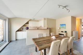 Zonnige duplex met twee terrassen en zijdelings zeezicht in Heist-aan-Zee<br />Deze verzorgde duplex, gelegen in een rustige straat vlak bij de zeedijk van Heist-aan-Zee.<br />Indeling:<br />Bovenverdieping met twee slaapkamers (waarvan één kinderkamer) en een badkamer<br />Aangename leefruimte met directe toegang tot een ruim, zuidgericht terras waar u heerlijk van de zon kunt genieten<br />Keuken aan de voorzijde met aansluitend een tweede terras met zijdelings zicht op zee<br />De grote raampartijen aan voor- en achterzijde zorgen voor een overvloed aan daglicht en creëren een open, luchtig gevoel in het hele appartement.<br />Pluspunten:<br />Kleinschalige residentie met slechts drie wooneenheden, wat zorgt voor extra rust en privacy<br />Inclusief kelderberging<br />Mogelijkheid tot aankoop van een ruime staanplaats op het gelijkvloers.<br /><br />Op wandelafstand van strand, winkels en gezellige eet- en drinkgelegenheden<br />Een ideale uitvalsbasis voor wie wil genieten van het kustleven in alle comfort.<br />Plan nu uw bezoek in!