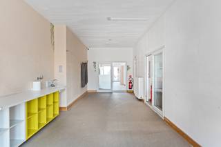 Zeer centraal gelegen pand aan de Molenbergstraat, de hoofdwinkelstraat van Rumst, tegenover de stelplaats van De Lijn. Dit eigendom bevindt zich op wandelafstand van alle winkels, scholen en het openbaar vervoer. Er is parkeergelegenheid in de straat en in de onmiddellijke omgeving. De oprit van de E19 Antwerpen-Brussel ligt op slechts 6 min. rijden. <br /><br />De handelsruimte van 140m2 is verdeeld in 4 compartimenten. Het beschikt verder over 2 x een apart toilet en een ingerichte keuken. Op de 1eV bevinden zich 2 slaapkamers. Een aparte inkom leidt naar het woonstgedeelte op het 1eV en 2eV. Dit woongedeelte is ingedeeld in: 1eV: traphall, een woonkamer, een slaapkamer, een ingerichte keuken en een apart toilet; 2eV: 5 slaapkamers en een zolderruimte. Verder beschikt dit pand over een tuin op kunstgras en een terras. <br /><br />De handelsruimte & de slaapkamers op de 1eV werden goed onderhouden, het woonstgedeelte op 1eV, 2eV en zolder dient volledig gerenoveerd te worden. EPC Label D. De keuring van de elektriciteit is conform. <br /><br />Heeft u interesse? Contacteer ons via 03 459 99 99 of info@leximmo.be voor een bezichtiging ter plaatse. <br /><br />