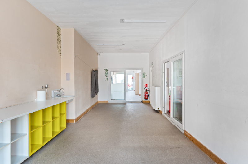 Centraal gelegen ruime handelswoning met handelsruimte ca. 160m2 & te renoveren woonstgedeelte 165m2 & tuin - foto 3
