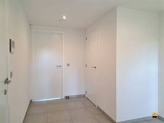 <p><span>Recent één-slaapkamer appartement met prachtig uitzicht.</span></p><p><span> </span></p><p><span>Het appartement is gelegen in het centrum van Borgloon en werd voorzien van 1 ondergrondse </span></p><p><span>en 1 bovengrondse autostaanplaats. Verder is er ook nog een praktische kelderberging.</span><span><br /><br /></span></p><p><span>Het appartement ligt op de eerste verdieping en geniet van een aparte ingang met trap<br />(voor 2 eenheden).<br /><br />Naar indeling toe onderscheiden we: </span></p><p><span>inkomhal met gastentoilet, een open keuken met eiland en aansluitend de aangename leefruimte.<br />Deze werd voorzien van een groot schuifraam naar het terras en heeft een prachtig <br />uitzicht op de achtergelegen natuur.<br />De keuken werd voorzien van volgende toestellen: koelkast, diepvries, oven, microgolfoven,<br />afwasmachine en een inductie kookplaat met dampkap.</span></p><p><span> </span></p><p><span>Verder is er nog de slaapkamer en een badkamer met inloopdouche en enkele lavabo <br />met meubel + 2 hangkasten.<br />De kast in de slaapkamer hoort niet bij het pand maar kan overgenomen worden.<br /><br /></span></p><p><span>Het appartement werd voorzien van een airco met buiten-unit, lichtarmaturen <br />en vliegenramen (inclusief aan het schuifraam).</span><span><br /><br />Algemene informatie:</span><span><br />Huurprijs: 795 euro/maand<br />Algemene onkosten: 45 euro/maand</span></p><p><span>Vrij vanaf: onmiddellijk<br />EPC-waarde: 89,41 kWh/m²<br />Huisdieren: niet toegelaten</span></p>