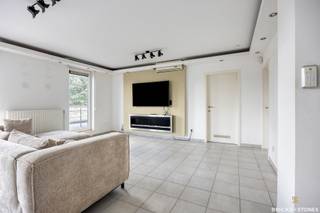Located on Van Praetlei in Merksem, this well-maintained apartment occupies the top floor of the building. Its excellent location, within walking distance of the lively Bredabaan, offers easy access to a wide range of shops, restaurants, public transport and everyday amenities.<br /><br />The entrance hall with cloakroom leads into the spacious living area, where a gas fireplace creates a warm and inviting atmosphere. Adjacent is the fully fitted kitchen, equipped with all necessary appliances. The kitchen provides direct access to the pleasant rooftop terrace.<br /><br />The apartment offers two full-sized bedrooms. The master bedroom features an en-suite bathroom with a double washbasin, shower and bathtub. In addition, there is a separate laundry room with connections for a washing machine and dryer. A separate toilet completes the apartment.<br /><br />A comfortable apartment offering a practical layout, quality finishes and a pleasant terrace in a convenient location in Merksem.<br /><br />Suitable for a maximum of 3 occupants and available immediately.