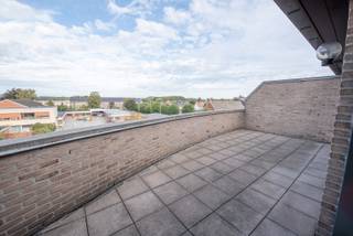 Ruime en aangenaam appartement in het centrum van Zulte. Het appartement ligt vlakbij verschillende faciliteiten (school, apotheek,...