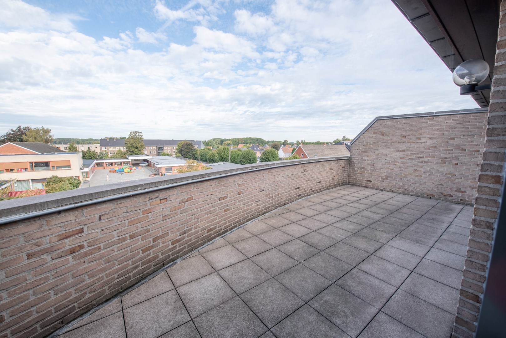 Ruim duplex appartement met terras en garage in centrum Zulte! - foto 2