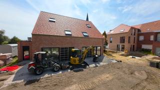 <span><span>Residentieel wonen in het centrum van <strong>Westrozebeke</strong> vlakbij Roeselare & Staden.<br /><br /><strong>Residentie GILDHOF</strong> is een kleinschalig én zeer energiezuinig nieuwbouwproject bestaande uit <strong>3 appartementen, 6 garages en 2 woningen</strong>. Het betreft telkens 3 ruime en lichtrijke drieslaapkamerappartementen, gelegen op een unieke en centrale ligging in de schaduw van de kerk.<br /><br />Comfort, energiezuinigheid, kwaliteit en centrale ligging zijn de eigenschappen van deze residentie. <br /><br />Tijdens de ontwerpfase werd veel aandacht geschonken aan enerzijds de energiezuinigheid en anderzijds het wooncomfort van de bewoners:</span></span>
<ul>
<li><span><span>Praktische indeling;</span></span></li>
<li><span><span>veel lichtinval;</span></span></li>
<li><span><span>optimale oriëntatie;</span></span></li>
<li><span><span><strong>tuin of ruim terras;,</strong></span></span></li>
<li><span><span>...</span></span></li>
</ul>
<span><span>Op deze manier is het zowel binnen als buiten aangenaam vertoeven in deze residentie.<br /><br />Op het gelijkvloers zijn er tevens ook 6 garageboxen voorzien. Telkens met een afmeting van +- 3.00 m x 5.74 m. Allen zijn ze voorzien van een <strong>geautomatiseerde sectionaalpoort</strong>.<br /><br />De moderne lijn van het gebouw en de keuze van materialen (waarbij de nodige aandacht werd besteed aan duurzaamheid, door recup van bestaande bakstenen/gevelstenen) zorgen voor een hedendaagse en tijdloze uitstraling waarbij energiezuinigheid en kwaliteit hoog in het vaandel worden gedragen.</span></span><br /><br /><span><span>De 3 appartementen hebben bewoonbare oppervlaktes variërende van 113 m² tot 128 m². De 2 woningen beschikken over woonoppervlaktes inclusief zolder van respectievelijk 174 m<sup>2</sup> en 181 m<sup>2</sup>. Zowel voor wie op zoek is naar een ruim drieslaapkamerappartement of voor wie droomt van een comfortabele nieuwbouwwoning zijn er dus mogelijkheden binnen ons aanbod.<br /><br />Alle appartementen en woningen in Residentie Gildhof zijn uitgerust met de <strong>nieuwste energiezuinige technieken</strong>, nl. <strong>vloerverwarming in combinatie met warmtepomp (lucht/water)</strong>. Hierdoor geniet u heel het jaar door over een aangenaam binnenklimaat. Ieder appartement en woning zal beschikken over een <strong>privatieve regenwaterput </strong>van 5.000 L tot 7.500 L, alsook over zijn eigen <strong>fotovoltaïsche zonnepanelen</strong> op het dak van de residentie. Voor de afwerking (materiaalkeuzes) heeft de bouwheer voldoende budget voorzien zodat u als koper kan genieten van mooie keuzes bij de leveranciers. Het lastenboek en de lijst van de leveranciers zijn te verkrijgen bij de makelaar. </span><strong><em><span>Uiteraard kan alles volledig op maat van de wensen van de klant afgewerkt worden. </span></em></strong><br /><br /><span>Ideaal voor wie op zoek is naar een vaste woonplaats, een tweede verblijf of een veilige investering met groeiende meerwaarde. Kom langs op ons kantoor en ontvang een unieke verkoopbrochure van Residentie 'Gildhof'.<br /><br /><strong>!! Aankoop aan het voordeel-tarief van 6% is mogelijk !! </strong>- << onder voorwaarden >><br /><br />De oplevering van dit nieuwbouwproject is voorzien in het najaar van 2026 (onder voorbehoud).</span></span><br /><br /><span><span>Bent u op zoek naar een prachtig en ruim appartement met 3 slaapkamers gelegen in een kleinschalige residentie of een stijlvolle, comfortabele nieuwbouwwoning? Plan dan snel uw afspraak! Contacteer ons op het nummer <strong>051 50 11 51</strong> of mail naar <strong>diksmuide@diksimmo.be</strong>. Wij komen ook met plezier tot bij u langs voor een persoonlijke uitleg en voorstelling van het project.</span></span>