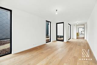 Deze leuke gerenoveerde woning combineert veel ruimte, comfort en een grote tuin met een rustige, landelijke ligging op korte afstand van Kortrijk. Via de inkomhal met ingemaakte kasten komt u in de ruime en lichtrijke eetruimte. Aansluitend bevindt zich de grote keuken, uitgerust met alle nodige toestellen. Achteraan ligt de gezellige leefruimte met grote raampartijen en een mooi zicht op de tuin. Verder zijn er op het gelijkvloers een apart toilet, een ruime kelder, een praktische berging en een garage. De woning beschikt tevens over heel wat zonnepanelen met thuisbatterij. Op de eerste verdieping vindt u een grote badkamer (met bad, douche en dubbele wastafel), drie volwaardige slaapkamers en een afzonderlijk toilet. Via de zoldertrap bereikt u de goed geïsoleerde zolder, ideaal als extra bergruimte. Buiten geniet u van een grote tuin en veel privacy. Extra troeven zijn onder meer een regenwaterput van 6.000 liter en centrale verwarming op gas met radiatoren. Een ruime, instapklare woning op een landelijke locatie en toch vlak bij Kortrijk. Neem vrijblijvend contact op via maggie@vastgoednorman.be of 0479 40 24 04.