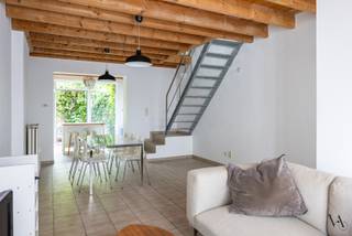 Aan de rand van de Matadi-wijk in Heverlee, net buiten de Leuvense binnenring, bevindt zich deze leuke stadswoning.<br /><br />De woning zelf werd eind jaren '90 helemaal gerenoveerd. Nadien werden sporadisch nog wat renovaties en opfrissingswerken uitgevoerd.<br /><br />Op de gelijkvloerse verdieping bevinden zich een woonkamer, met aansluitend de eetkamer en een ruime open keuken. Achteraan, toegankelijk via een groot raam aan de keuken, bevindt zich een gezellig binnenkoertje.<br /><br />De eerste verdieping is ingericht met een apart toilet, een badkamer met inloopdouche en wastafel en 1 slaapkamer. De tweede verdieping behelst nog 2 slaapkamers.<br /><br />De woning kan nog wat opfrissingen gebruiken, doch heeft geen dringende of verplichte renovaties nodig (EPC D).<br /><br />Contacteer ons voor meer informatie en/of een bezoek ter plaatse.