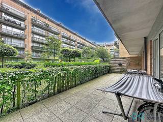 <p><b>Info & bezoeken:</b> nathalie.plasman@weinvest.be | 02 315 77 22</p>
<p>Geleven in een gewilde en gezellige buurt in Sint-Jans-Molenbeek, heeft We Invest het genoegen u dit ruime appartement met 3 slaapkamers voor te stellen.</p>
<p>Het eigendom kent een strategische ligging in de Zaaizaadstraat 35. De wijk biedt een dynamische en groene leefomgeving in de directe nabijheid van het openbaar vervoer (metro, bus), winkels, scholen, sportcentra en tal van parken.</p>
<p>Dit op te frissen appartement bevindt zich op de gelijkvloerse verdieping van een mede-eigendom uit 2000 en beschikt over een bewoonbare oppervlakte van 114 m², als volgt ingedeeld:</p>
<ul>
<li>
<p><b>Leefruimte:</b> Een lichtrijke woonkamer en een uitgeruste keuken die beide toegang bieden tot een gezellig privétuintje aan de voorzijde.</p>
</li>
<li>
<p><b>Slaapgedeelte:</b> Drie mooie, rustig gelegen slaapkamers aan de achterzijde, die allemaal direct toegang hebben tot een groot terras met een vrij uitzicht op de gemeenschappelijke tuinen van de residentie.</p>
</li>
<li>
<p><b>Voorzieningen:</b> Een badkamer, een douchekamer, twee toiletten (waarvan één apart) en een praktische wasplaats.</p>
</li>
</ul>
<p>Het appartement beschikt over een kelder in de ondergrond en is uitgerust met een gepantserde deur voor extra veiligheid. Voor uw comfort is er tevens een binnenstaanplaats beschikbaar tegen een meerprijs van € 25.000.</p>
<blockquote>
<p><b>Technische kenmerken:</b> Individuele verwarming op gas, dubbele beglazing, PBM-toegankelijk (personen met beperkte mobiliteit) en een lift in het gebouw. EPC: E - 241 kWh/m².jaar.</p>
</blockquote>
<p>Dit appartement is een zeldzame kans voor een gezin of een investeerder die op zoek is naar een vastgoedobject dat comfort, rust en bereikbaarheid combineert in een felbegeerde regio.</p>
<p>Mis deze kans niet en bel ons om een bezoek te plannen! Al onze exclusieve panden zijn te vinden op www.weinvest.be.</p>
