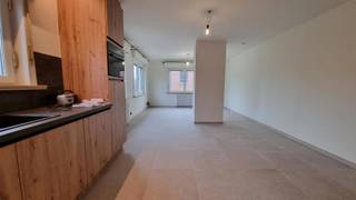 Vlakbij het centrum van De Pinte vinden we dit ideale startersappartement terug.
De indeling is als volgt; bij binnenkomst hebben we een privatieve inkomhal met toegang tot de woonkamer met open keuken. De keuken is volledig vernieuwd en voorzien van alle toestellen. Via de nachthal hebben we toegang tot de gerenoveerde badkamer, de handige berging en een ruime slaapkamer.
Extra handig is de ruime zolder in het appartement en er zijn geen syndicuskosten.
Meer informatie of een bezoek? Contacteer ons.