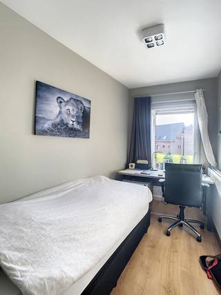 <p>Furnished 2-bedroom flat in the centre of Leuven!<br /><br />This flat is located on the fourth floor, has been completely renovated and is very bright.<br />The apartment consists of an entrance hall with cloakroom, adjoining the living room and kitchen. The kitchen is equipped with a hob, oven, fridge with freezer compartment and storage space. The bathroom has also been renovated and is equipped with a washbasin and walk-in shower. <br /><br />The apartment also has two bedrooms. A big plus is the spacious and sunny terrace. Finally, there is also a private basement storage room.<br /><br />The rent is 1150euros per month + 100 euros provision for communal costs.<br />Consumption is individual.<br /><br />Availability: 01/04/2026.<br /><br />Interested? Schedule your visit quickly via our website www.living-stone.be.</p>