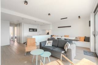 <h3><span>Prachtig appartement met 2 slaapkamers zongericht. </span><span>Dit prachtige appartement met </span><span>twee volwaardige slaapkamers</span><span> is gelegen op de derde verdieping van het prestigieuze gebouwencomplex </span><span>Jan Turpin</span><span>.</span></h3><p><span>Het appartement verkeert in </span><span>uitstekende staat</span><span> en is smaakvol en kwalitatief afgewerkt. </span></p><p><span>De indeling omvat een ruime, brede woonkamer met aansluitend een mooie keuken en terras. </span></p><p><span>Via een stijlvolle glazen deur bereikt u de nachthall, die toegang geeft tot het afzonderlijke toilet, de praktische berging en de badkamer met </span><span>inloopdouche en dubbele lavabo</span><span>.</span></p><p><span>De twee volwaardige slaapkamers bevinden zich aan de achterzijde en geven allebei uit op een </span><span>tweede terras</span><span>, vanwaar u kunt genieten van een mooi uitzicht over de havengeul.</span></p><p><span>De </span><span>smaakvolle meubels zijn inbegrepen in de verkoopprijs</span><span>, evenals een </span><span>ondergrondse berging</span><span>.</span></p><p><span>Een </span><span>ondergrondse garage</span><span> kan optioneel worden aangekocht voor € </span><span>73.500, aankoopkosten inbegrepen</span><span>.</span></p><p><span>Een bijzonder verzorgd appartement met een uitstekende ligging en een prachtig uitzicht, ideaal als permanente woonst, tweede verblijf of investering.</span></p>
